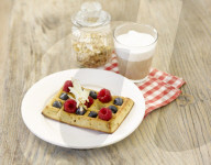 Müsliwaffeln mit Beeren, Cereal Waffles with Berries