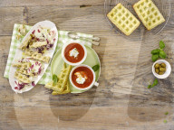 Focaccia-Waffeln mit Salat und Tomatensuppe mit Parmesanwaffeln, Focaccia Waffles with Salad and Tomato Soup with Parmesan Waffles