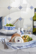 Putenroulade mit Blaubeer-Kräuter-Frischkäsefüllung, Rolled Turkey Roast with Blueberry Farmer Cheese