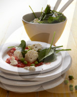 Spinat–Erbsen–Salat mit Fetakäse und warmen Tomaten Dressing, Spinach Pea Salad with Feta and Tomato Dressing