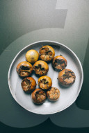 Mispeln, Medlars on a Tray