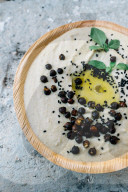 Hummus mit gerösteten schwarzen Kichererbsen, Hummus with roasted black Chickpeas