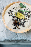 Hummus mit gerösteten schwarzen Kichererbsen, Hummus with roasted black Chickpeas
