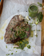 Summer Barbecue: Südamerikanisches T-Bone-Steak mit Chimichurri-Sauce, T-Bone Steak with Chimichurri Sauce