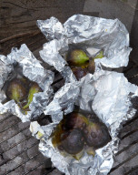 Summer Barbecue: Gegrillte Feigen mit Kaffeebohnen, Grilled Figs with Coffee Beans