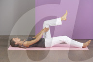 Young Woman practicing Yoga, Becken-Bein-Verbindung