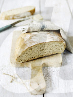 Rustikales Weizenbrot auf Schneidebrett, Wheat Bread on a Chopping Board