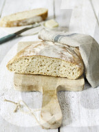 Rustikales Weizenbrot auf Schneidebrett, Wheat Bread on a Chopping Board