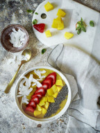 Smoothiebowl mit Kokos, Smoothie Bowl with Coconut Flakes