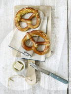 Laugenbrezeln auf Brett, Lye Pretzels