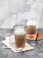 Heiße Schokolade mit Sahnehaube, Hot Chocolate with whipped Cream