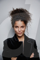 Woman with curly Hair wearing a Blazer 