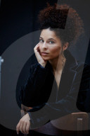 Woman with curly Hair wearing a Blazer 