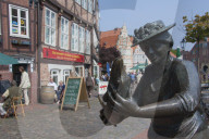"Mutter Flint mit dem Stint" von Frijo Müller-Belecke, Statue "Mutter Flint mit dem Stint" by Frijo Müller-Belecke
