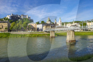 Blick vom Mozartsteg ueber die Salzach zur Salzburger Altstadt mit Festung Hohensalzburg