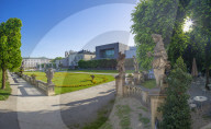  Schloss Mirabell und Universitaet Mozarteum in der Stadt Salzburg am fruehen Morgen