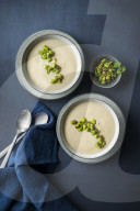 Cremige Blumenkohlsuppe mit Edamame, Creamy cauliflower soup with edamame