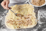 Step 4, Gefüllte Hefeschnecken, Step 4, Stuffed Yeast Buns, Adding Nuts, Cinnamon and Apples
