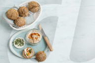 Low-Carb-Hefebrötchen und schneller Paprikaquark, Low Carb Rolls with Bell Pepper Curd