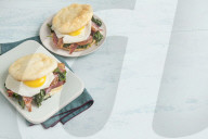 Egg Burger mit Cloud-Bread-Burger-Brötchen, Egg Burger with Cloud Bread Bun 
