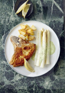 Spargel mit Basilikumsauce und Kalbskotelett, Asparagus with basil sauce and veal chop