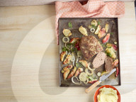 Hackbraten mit Äpfeln und Zwiebeln, Meatloaf with Apples and Onions