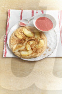 Apfelpfannkuchen mit Erdbeersauce, Apple Pancake with Strawberry Sauce
