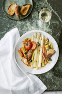 Spargel mit Kalbsschnitzel, Tomaten und Oliven, Asparagus with veal schnitzel, tomatoes and olives