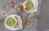 Kerbelrahmsuppe mit Garnelen-Tatar, Cherry cream soup with shrimp tartare