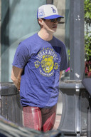 PEOPLE - Grant Gustin bei Dreharbeiten zu The Flash - Staffel 5 in Vancouver 