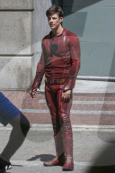 PEOPLE - Grant Gustin bei Dreharbeiten zu The Flash - Staffel 5 in Vancouver 