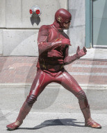 PEOPLE - Grant Gustin bei Dreharbeiten zu The Flash - Staffel 5 in Vancouver 