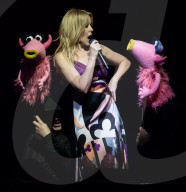 PEOPLE - Kylie Minogue zu Gast bei den Muppets in der O2 Arena in London