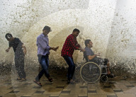 NEWS - Indien: 'High Tide' in Mumbai