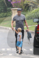 PEOPLE - Daddy on Duty: Josh Duhamel knuddelt mit Klein Axl
