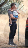 PEOPLE - Daddy on Duty: Josh Duhamel knuddelt mit Klein Axl