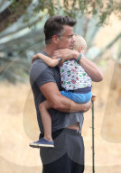 PEOPLE - Daddy on Duty: Josh Duhamel knuddelt mit Klein Axl