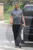 PEOPLE - Daddy on Duty: Josh Duhamel knuddelt mit Klein Axl