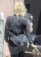 PEOPLE - Khloe Kardashian besucht Kanye West mit ausgefranster Bluse