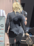 PEOPLE - Khloe Kardashian besucht Kanye West mit ausgefranster Bluse
