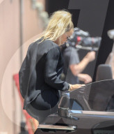 PEOPLE - Khloe Kardashian besucht Kanye West mit ausgefranster Bluse