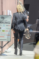 PEOPLE - Khloe Kardashian besucht Kanye West mit ausgefranster Bluse