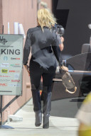 PEOPLE - Khloe Kardashian besucht Kanye West mit ausgefranster Bluse