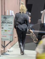 PEOPLE - Khloe Kardashian besucht Kanye West mit ausgefranster Bluse