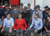 NEWS - Angela Merkel besucht eine Milchfarm in Nienborstel
