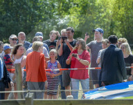 NEWS - Angela Merkel besucht eine Milchfarm in Nienborstel