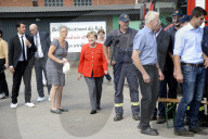 NEWS - Angela Merkel besucht eine Milchfarm in Nienborstel