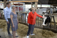 NEWS - Angela Merkel besucht eine Milchfarm in Nienborstel