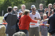 NEWS - Angela Merkel besucht eine Milchfarm in Nienborstel