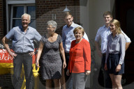 NEWS - Angela Merkel besucht eine Milchfarm in Nienborstel